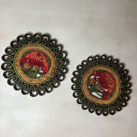 Vintage 70s Straw Trivet Shrimp and Flower Design Woven Serving Set of 2 - Picture 4 of 4